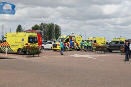 Boot omgeslagen bij Bunschoten, 16 opvarenden te water