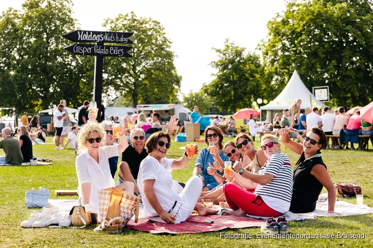 De XL nostalgische zweefmolen tijdens zomereditie van Foodtruckfestival HOPPAAA in IJsselstein!