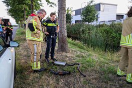 Brandweerduikers zoeken naar gedumpte uitlaten in Eemnes