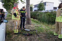 Brandweerduikers zoeken naar gedumpte uitlaten in Eemnes
