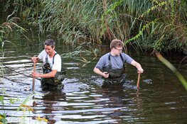 Brandweerduikers zoeken naar gedumpte uitlaten in Eemnes