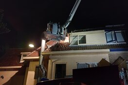 Brand in dak van woning in Soest