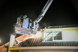 Brand in dak van woning in Soest