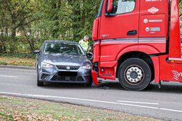 Vrachtwagen duwt auto zo&#39;n 20 meter mee in Eemnes