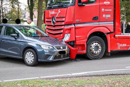 Vrachtwagen duwt auto zo&#39;n 20 meter mee in Eemnes