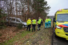 Auto raakt van de weg op A1