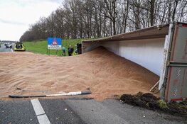 Vrachtwagen gekanteld op A27 bij Eemnes