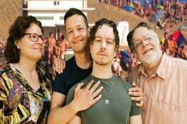 Première zwarte komedie Leonardo: Een hartverwarmende lachspiegel van miscommunicatie en humor te midden van levensmoeilijkheden