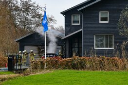 Brand naast woonhuis in Vreeland