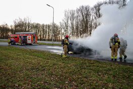 Auto in brand op afrit Huizen/Eemnes