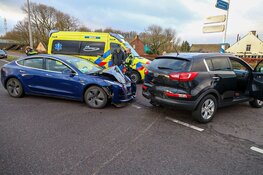 Twee auto's botsen onderaan afrit Eemnes, A1