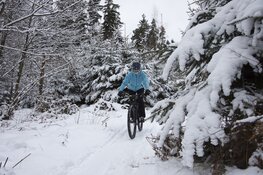 Fietsen op een e-bike in de winter