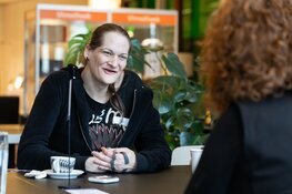 Leen gratis een levend boek in de Mensenbieb in de bibliotheek van Kanaleneiland