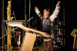 Theatergezelschap Stormkamer toont met 'De Staat van Babylon' absurde complexiteit samenleving