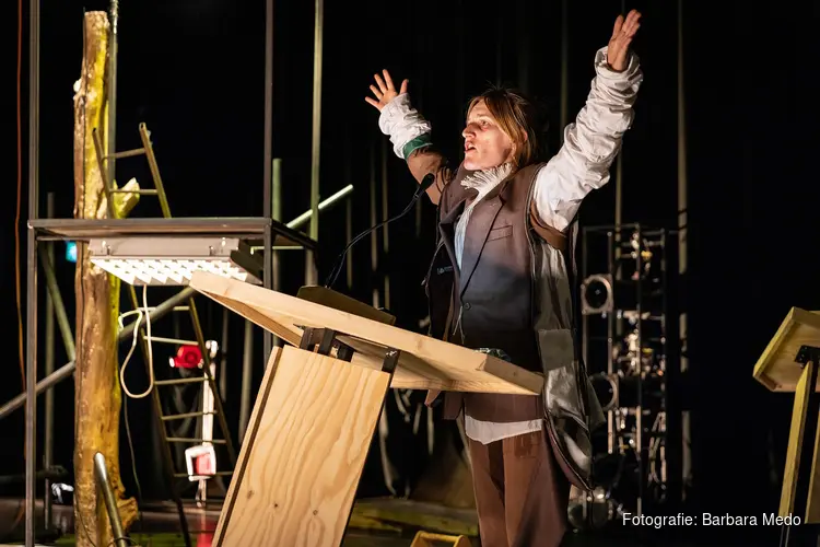 Theatergezelschap Stormkamer toont met 'De Staat van Babylon' absurde complexiteit samenleving