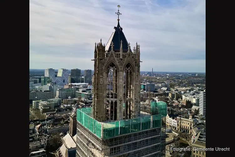 Domtoren stijgt uit de steigers