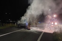 Auto in brand op afrit A1 bij Eemnes