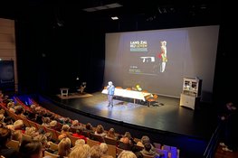 Drukbezochte theatervoorstelling over dementie en euthanasie: ‘Lang zal hij leven’ trekt bijna 500 bezoekers