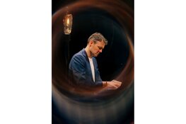 Beleef de muziek van 'werelds bekendste geheimagent tijdens de premiere van het magische ligconcert 007 on piano in Utrecht