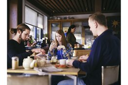 Even offline in hartje Utrecht:  Zilveren Kruis opent tijdelijke huiskamer op Utrecht Centraal