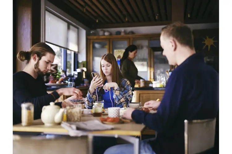 Even offline in hartje Utrecht:  Zilveren Kruis opent tijdelijke huiskamer op Utrecht Centraal