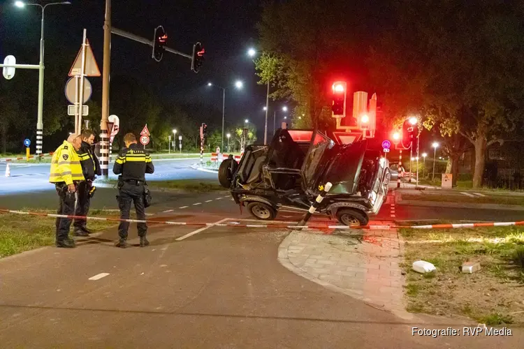 Auto botst op stoplicht bij eenzijdig ongeval in Eemnes