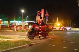 Auto botst op stoplicht bij eenzijdig ongeval in Eemnes