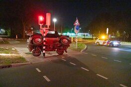 Auto botst op stoplicht bij eenzijdig ongeval in Eemnes