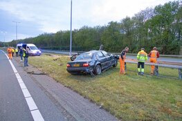 Auto over de kop op A27 bij Eemnes