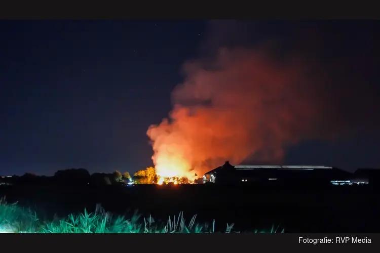 Grote brand bij boerderij in Bunschoten-Spakenburg