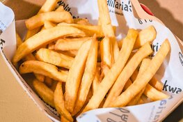 Kwalitaria trakteert klanten Voedselbank op gratis friet: "Een kleine moeite, een groot gebaar"