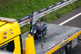 Brommerrijder van snelweg A27 gehaald