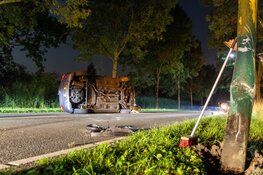Automobilist ramt lantaarnpaal en komt op zijkant tot stilstand