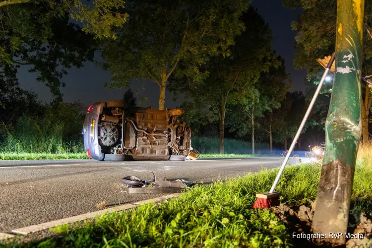 Automobilist ramt lantaarnpaal en komt op zijkant tot stilstand
