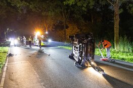 Automobilist ramt lantaarnpaal en komt op zijkant tot stilstand