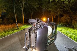 Automobilist ramt lantaarnpaal en komt op zijkant tot stilstand