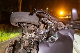 Automobilist ramt lantaarnpaal en komt op zijkant tot stilstand