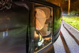 Automobilist ramt lantaarnpaal en komt op zijkant tot stilstand