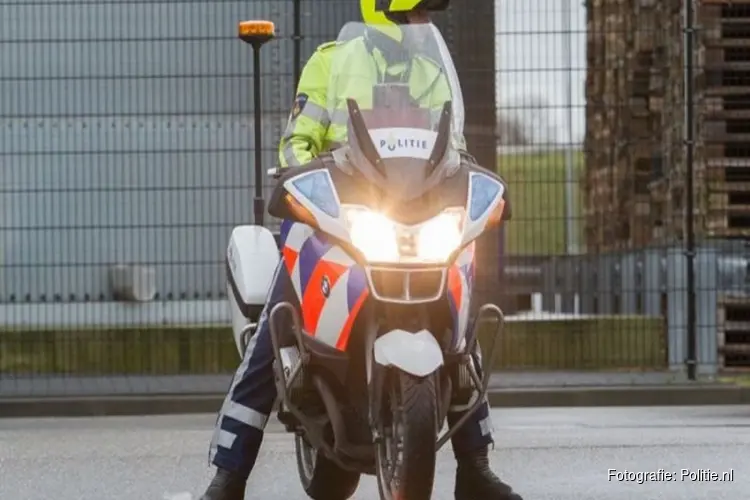 Motoragent zwaargewond na aanrijding