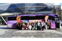 Cast musical Hairspray komt in stijl aan bij het theater