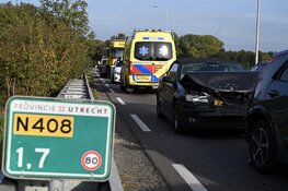 Weg afgesloten na botsing tussen meerdere voertuigen