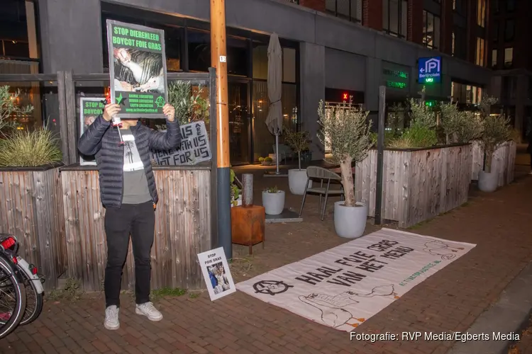 Demonstranten maken herrie bij restaurant in Utrecht