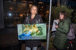 Demonstranten maken herrie bij restaurant in Utrecht