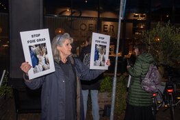 Demonstranten maken herrie bij restaurant in Utrecht