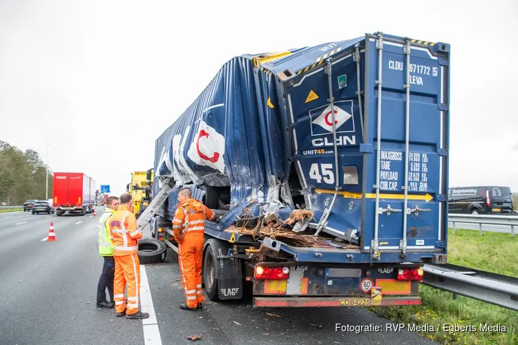 Ongeval tussen twee vrachtwagens met veel schade op A12
