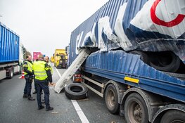 Ongeval tussen twee vrachtwagens met veel schade op A12