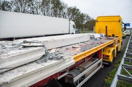 Ongeval tussen twee vrachtwagens met veel schade op A12