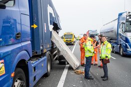 Ongeval tussen twee vrachtwagens met veel schade op A12