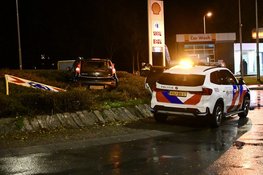 Tweede keer in maand tijd dat auto op rotonde belandt op N484