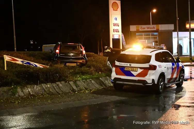 Tweede keer in maand tijd dat auto op rotonde belandt op N484